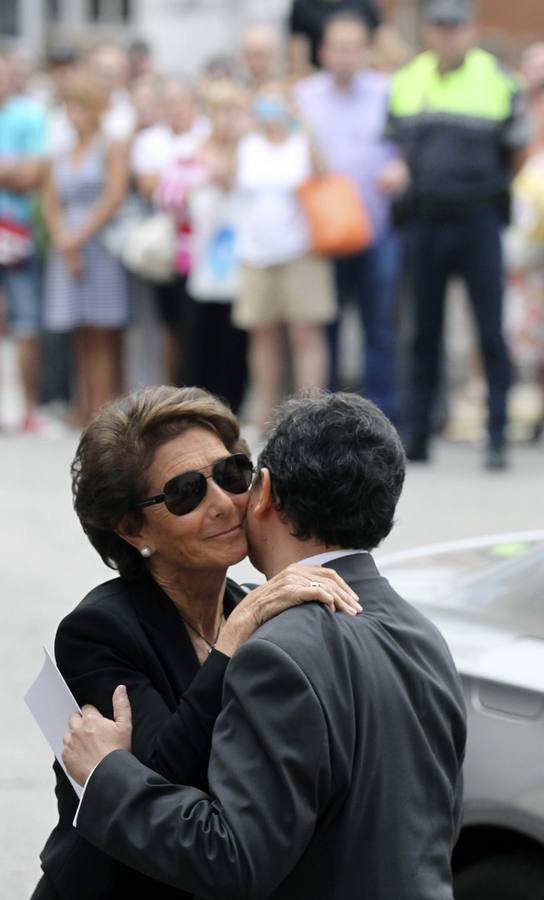 La viuda de Emilio Botín , Paloma OSea, recibe el pésame de un amigo de la familia.