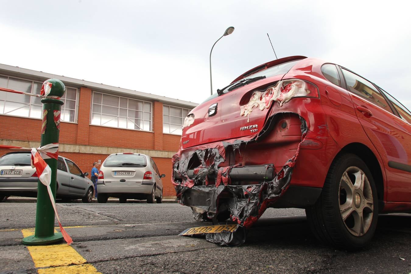 El fuego destroza 6 coches en Bilbao tras el incendio en unos contenedores