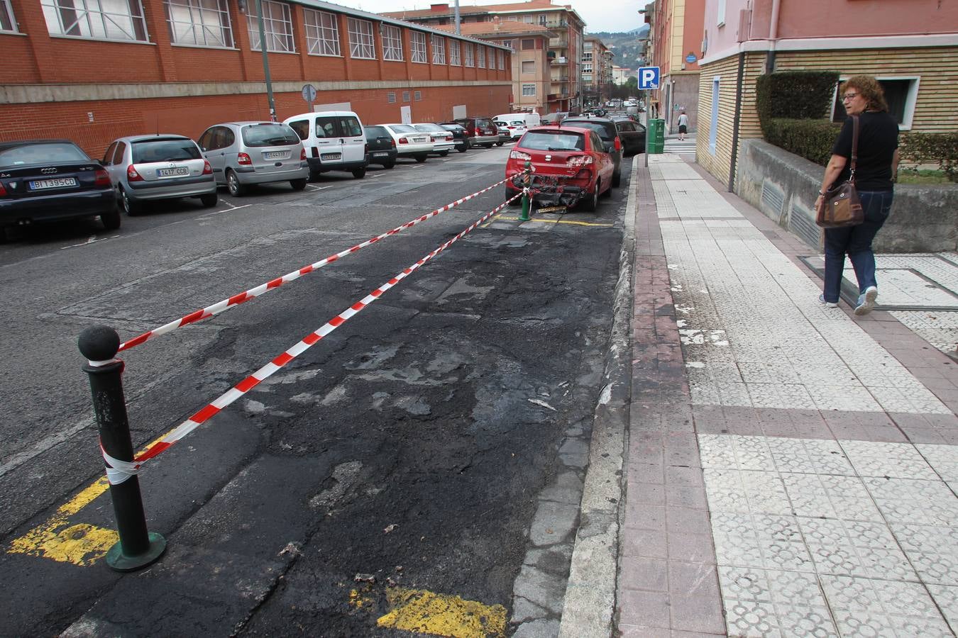 El fuego destroza 6 coches en Bilbao tras el incendio en unos contenedores