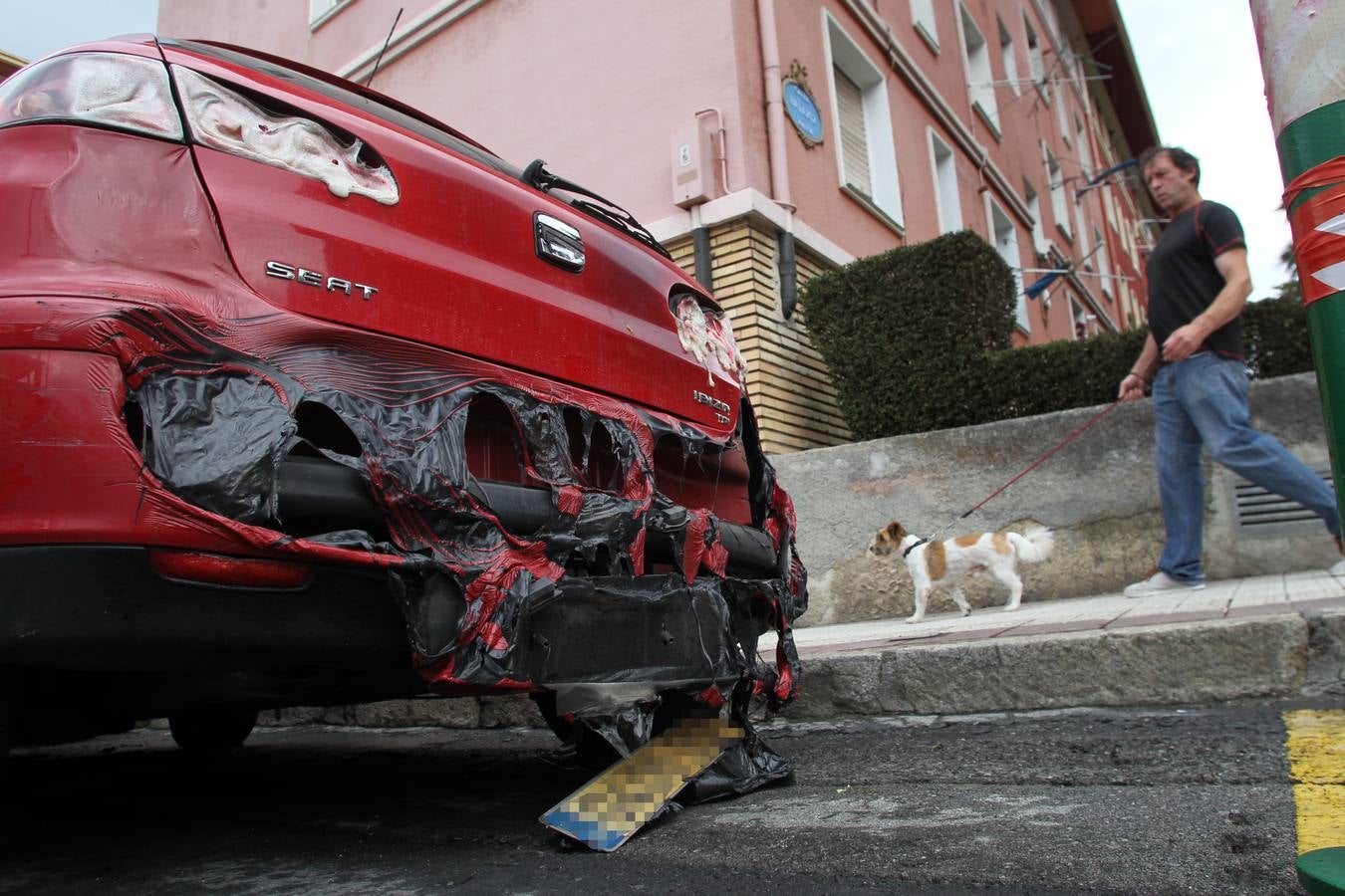 El fuego destroza 6 coches en Bilbao tras el incendio en unos contenedores