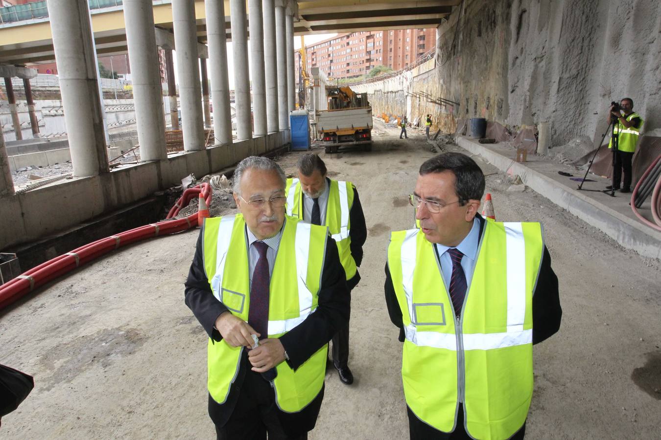 Azkuna y José Luis Bilbao visitan las obras de los nuevos accesos de la A-8 a Bilbao, en 2012.
