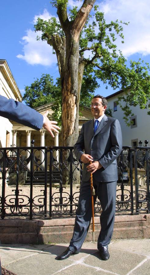 José Luis Bilbao, en los exteriores de la Casa de Juntas de Gernika con el bastón de mando, tras su nombramiento.