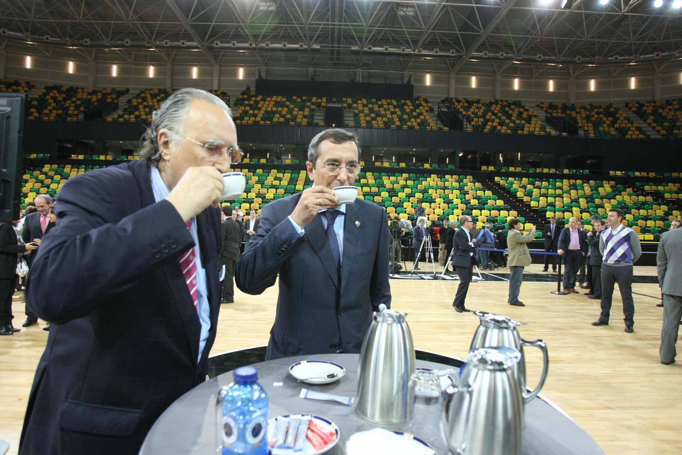 En la inauguracion del polideportivo de Miribilla, en septiembre de 2010, con Iñaki Azkuna.