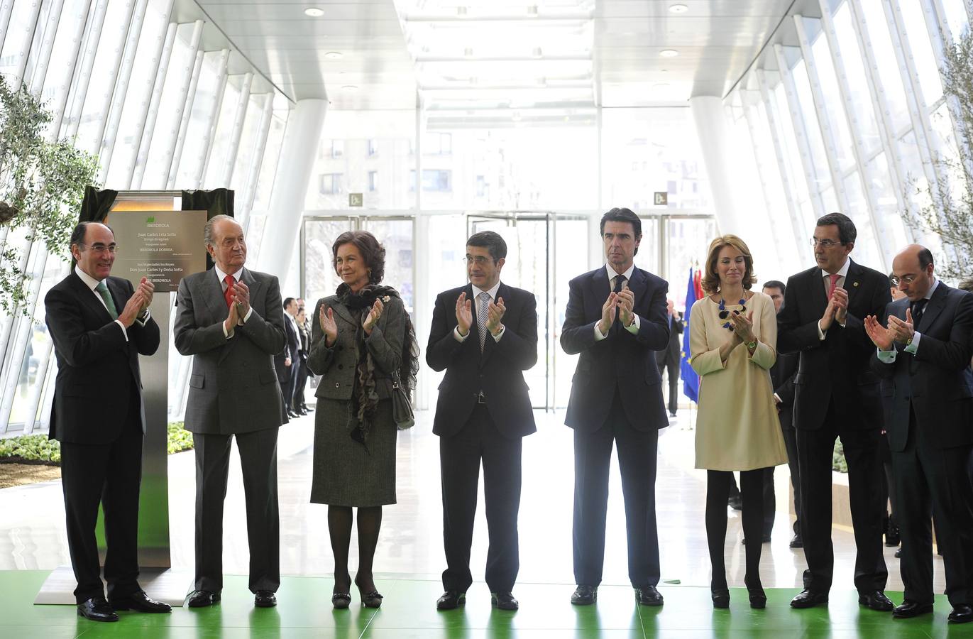 José Luis Bibao acudió a la inauguración de la Torre Iberdrola en Bilbao. En la foto:Ignacio Sánchez Galán, el entonces Rey Don Juan Carlos I, la reina doña Sofia, el lehendakari Patxi López, el ministro José Manuel Soria, Arantza Quiroga, José Luis Bilbao y Carlos Urquijo.