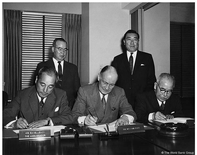 Diplomáticos japoneses firman el documento de préstamo del Banco Mundial.