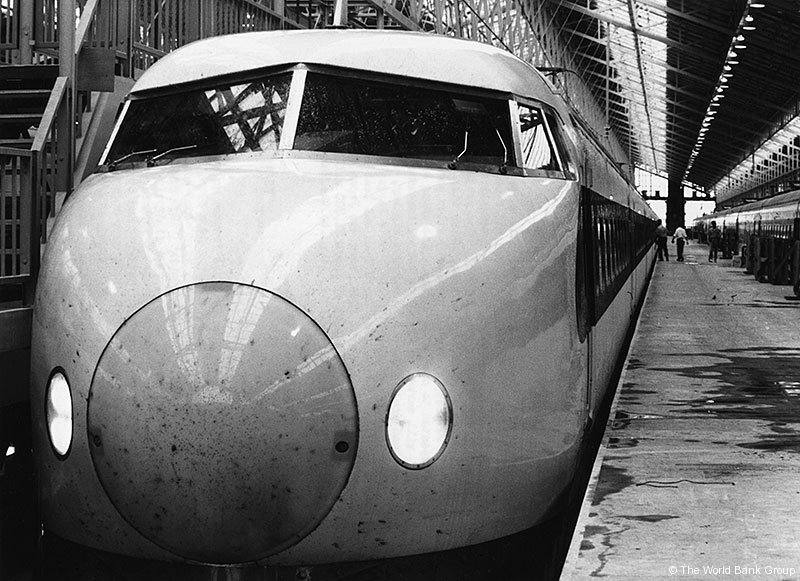 El morro en forma de proyectil de la cabecera tractora le proporcinó el nombre de 'tren bala'.