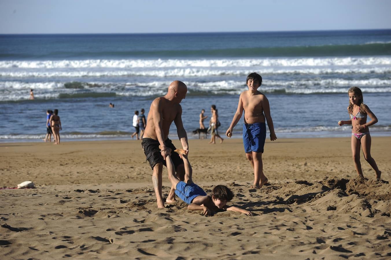 El viento sur llena la playa de bikinis en pleno octubre