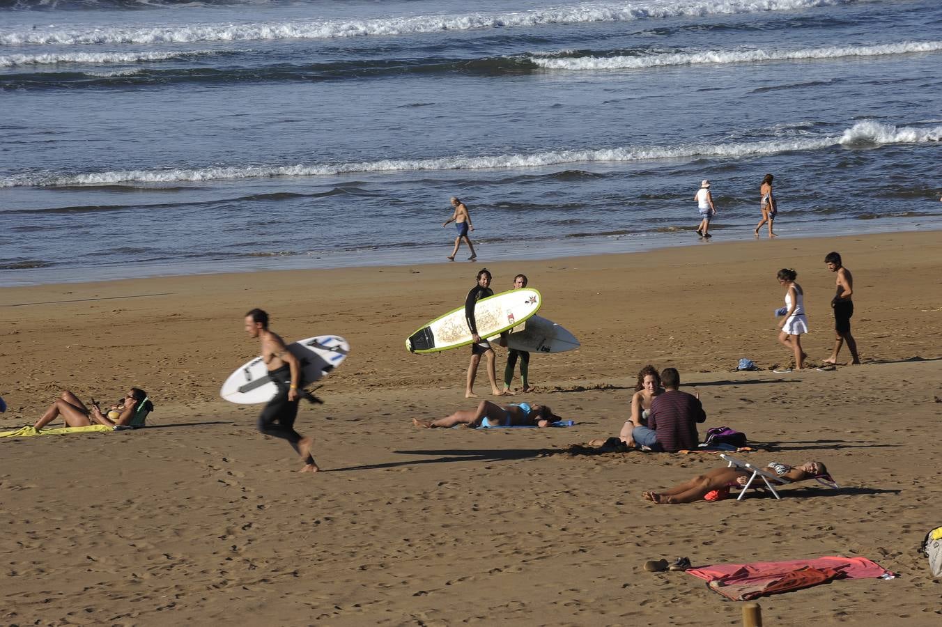 El viento sur llena la playa de bikinis en pleno octubre