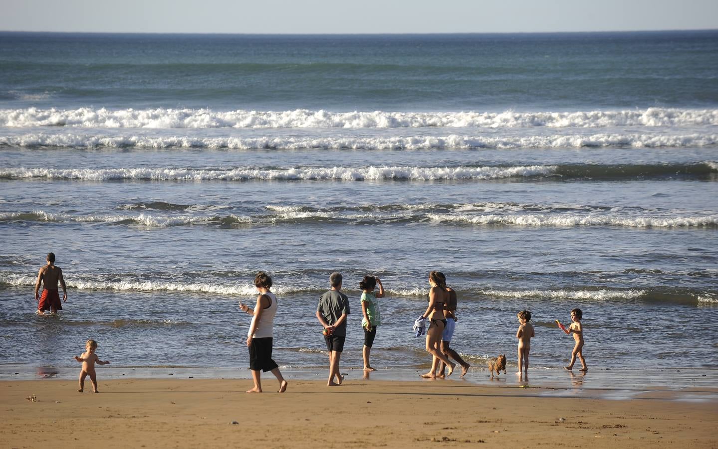 El viento sur llena la playa de bikinis en pleno octubre