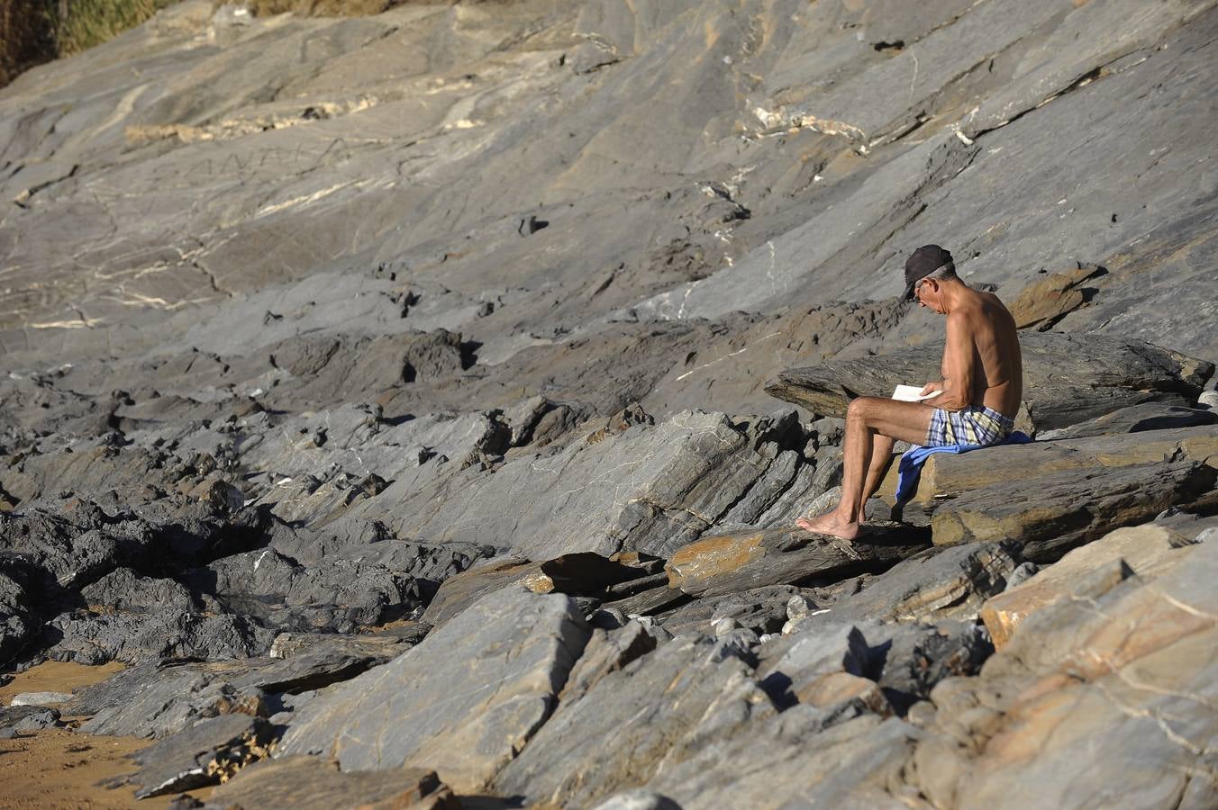 El viento sur llena la playa de bikinis en pleno octubre