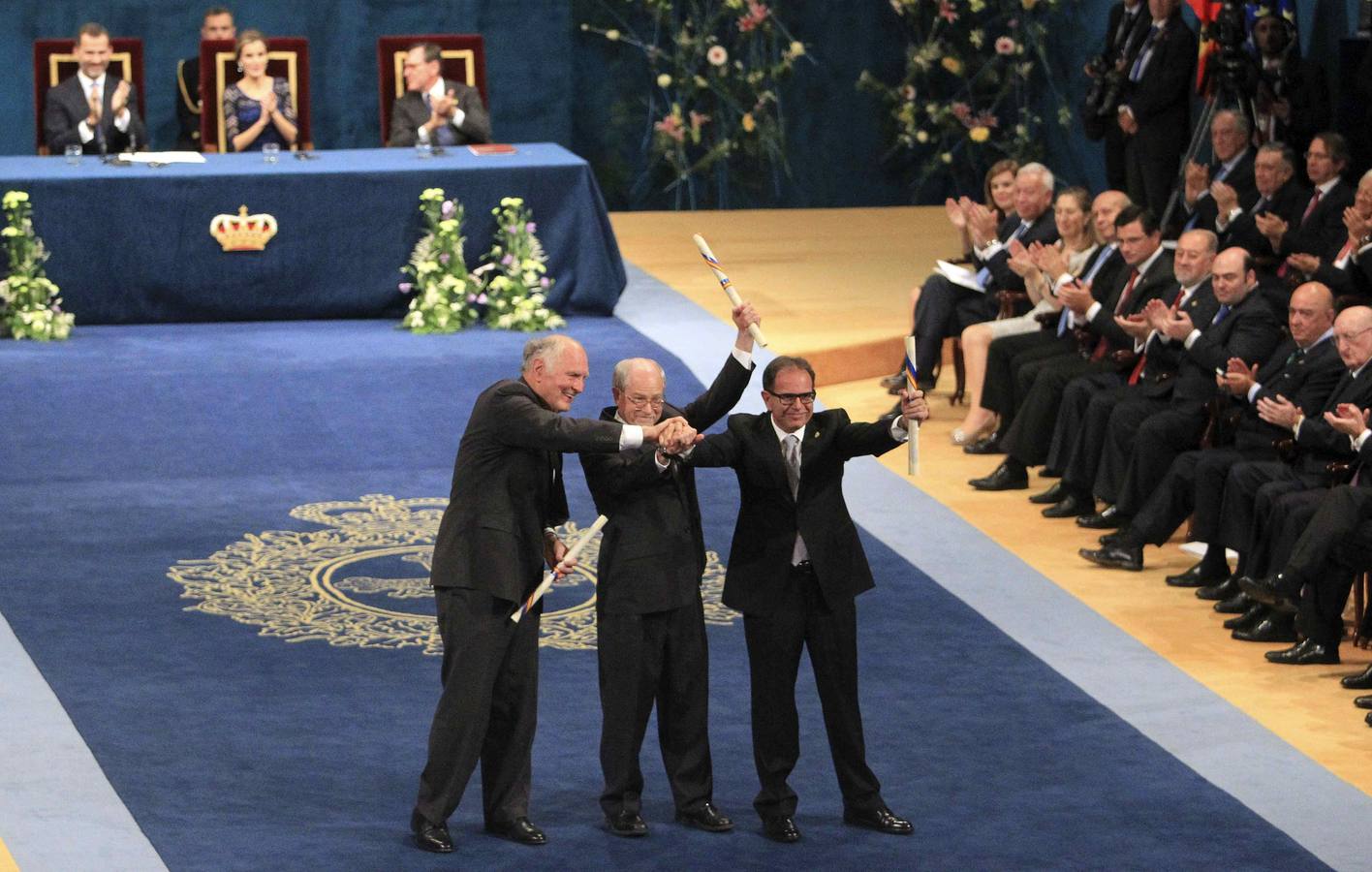 El químico valenciano Avelino Corma (d) y sus colegas estadounidenses Mark E. Davis (d) y Galen D. Stucky (i), tras recibir de manos del rey Felipe el Premio Príncipe de Asturias Investigación Científica y Técnica 2014.