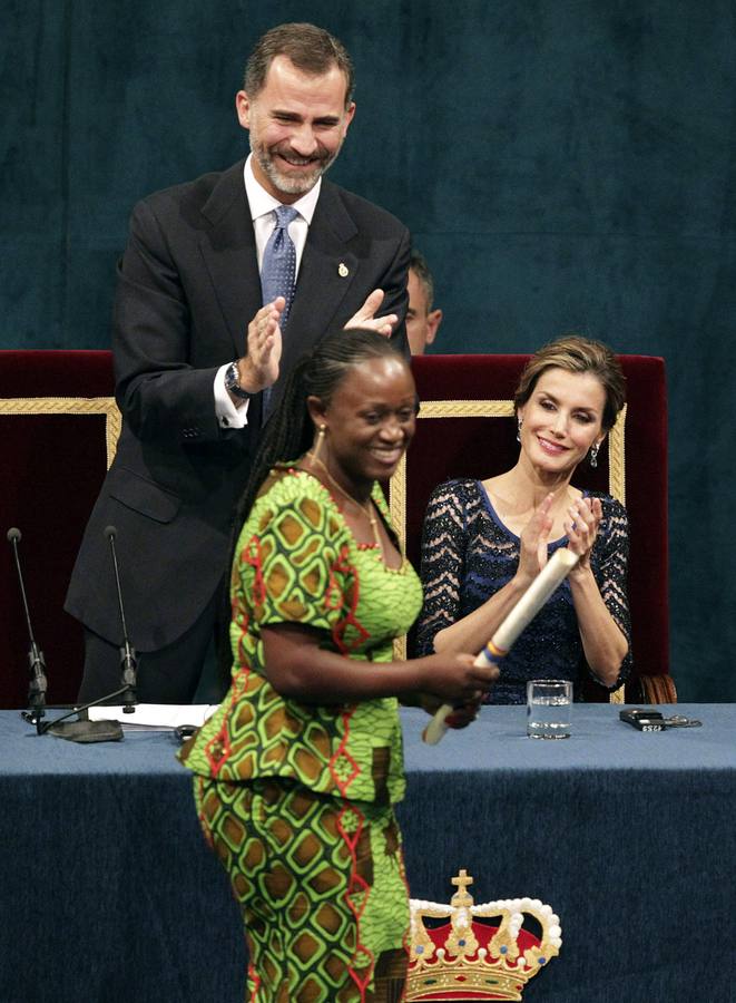 El rey Felipe VI entrega el Premio Príncipe de Asturias de la Concordia a la periodista congoleña Caddy Adzuba, ante la reina Letizia, durante la ceremonia de entrega de la trigésimo cuarta edición de los galardones.