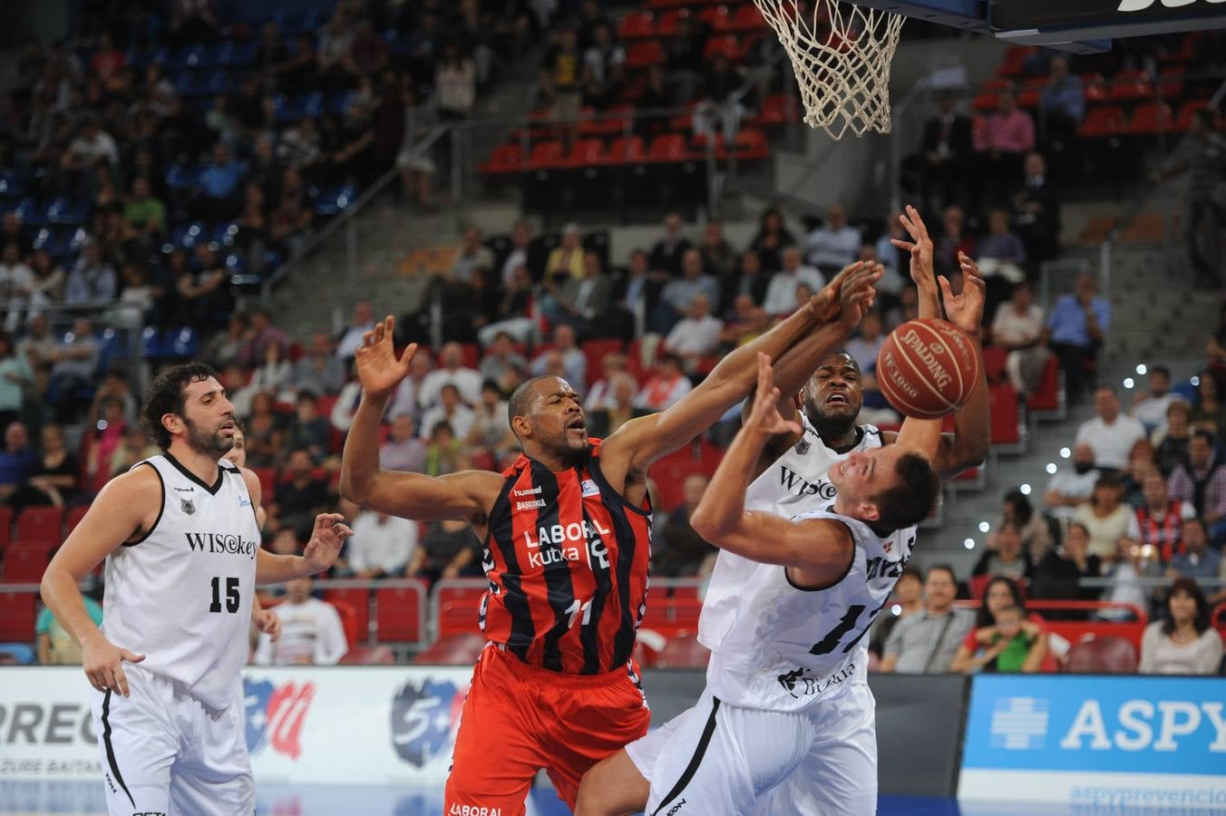 Las mejores imágenes del partido Laboral Kutxa-Bilbao Basket