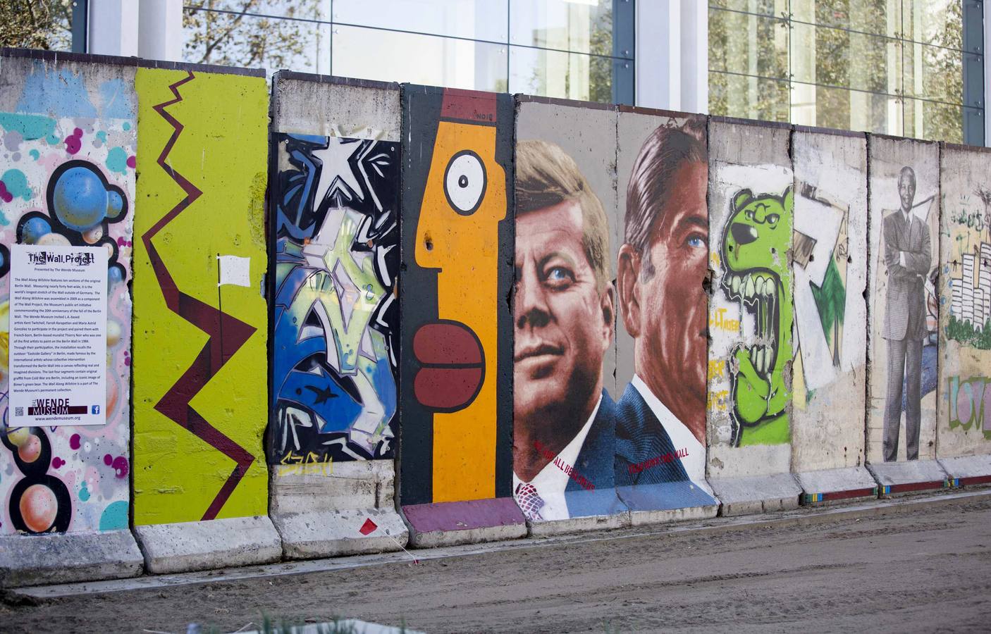 Diez partes del Muro de Berlín, que constituyen el tramo más largo del Muro fuera de la capital alemana, se alzan en Los Ángeles, California (EE UU). Los bloques que separaron Berlín entre 1961 y 1989 llegaron a Los Angeles después de un largo viaje en barco y fueron instalados frente del Museo de Arte Contemporáneo.