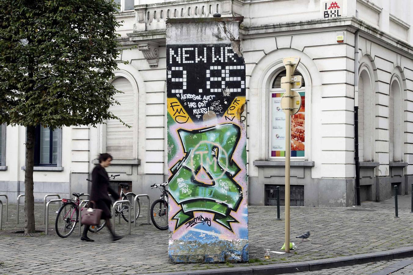 Una mujer, junto al trozo del Muro de Berlín que se levanta cerca del Parlamento Europeo, en Bruselas. (Bélgica)