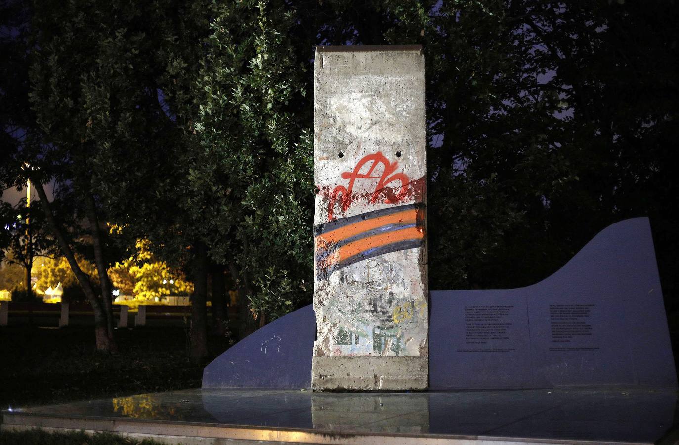 Un fragmento del Muro de Berlín se puede ver en un parque céntrico de Sofía (Bulgaria).