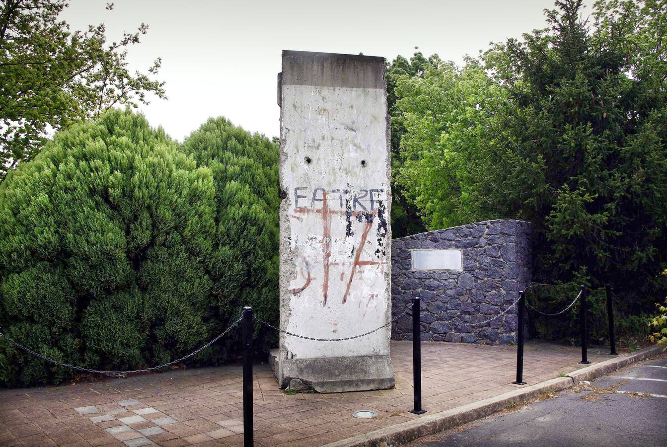 Un tramo del Muro de Berlín, colocado en el aparcamiento de coches del club alemán en Camberra (Australia).
