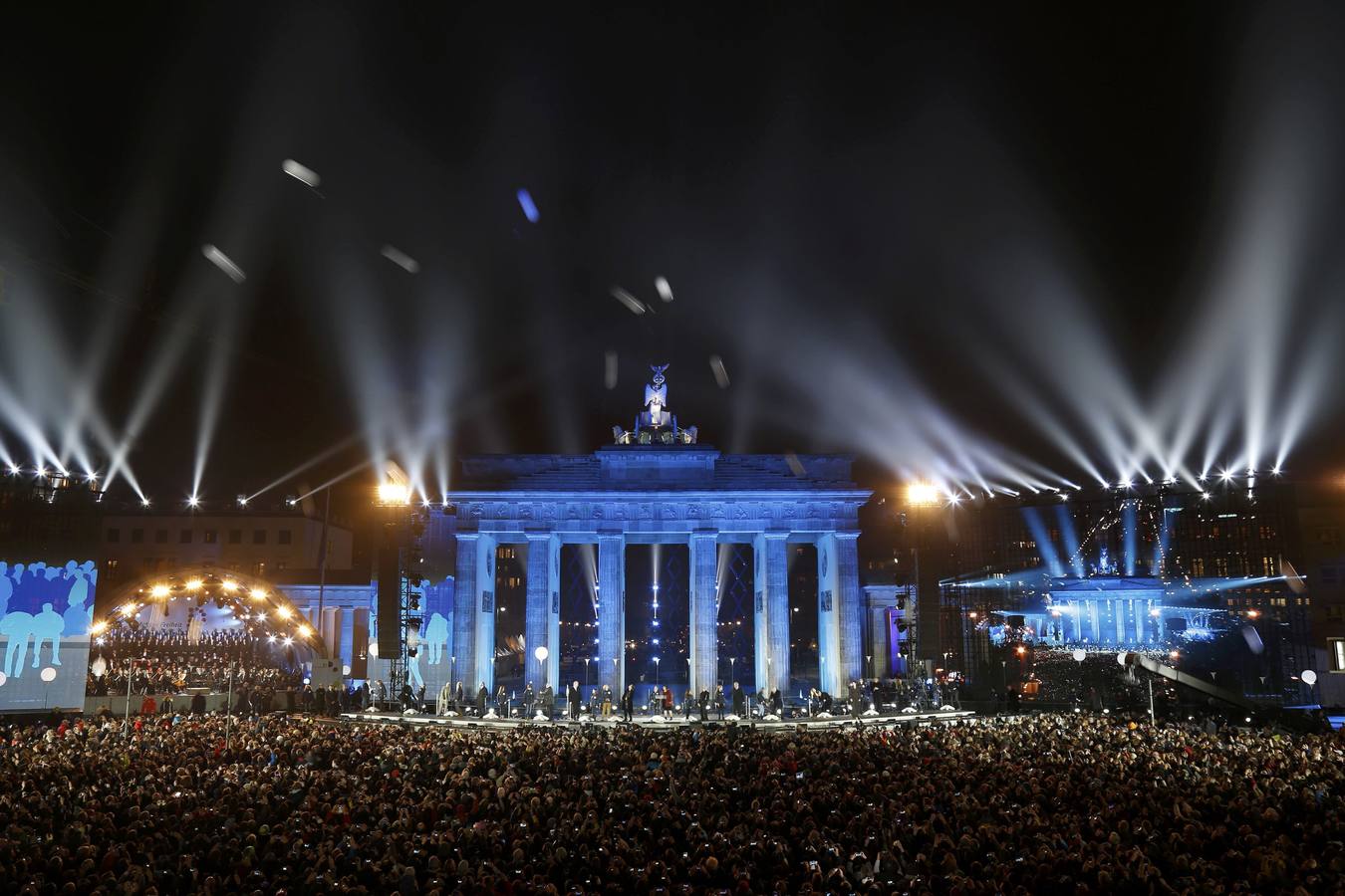 El cielo de Berlín se ilumina para festejar la caída del Muro hace 25 años