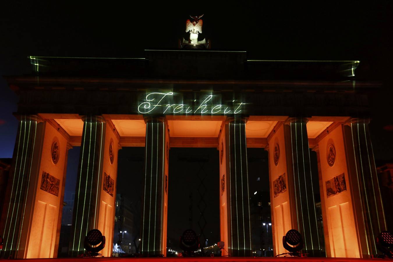 El cielo de Berlín se ilumina para festejar la caída del Muro hace 25 años