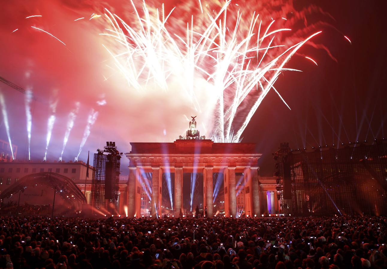 El cielo de Berlín se ilumina para festejar la caída del Muro hace 25 años