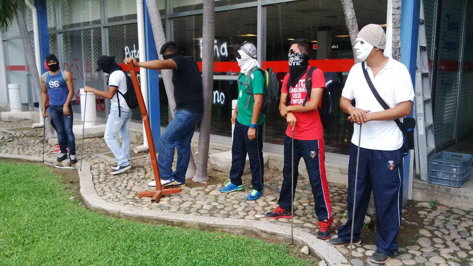 Cierran el aeropuerto de Acapulco por los estudiantes desaparecidos