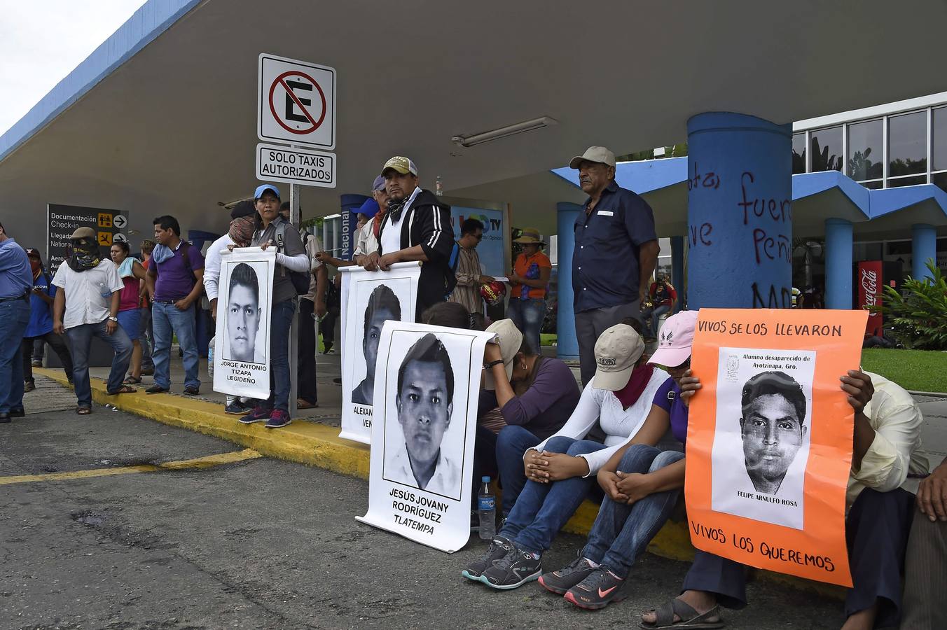Cierran el aeropuerto de Acapulco por los estudiantes desaparecidos