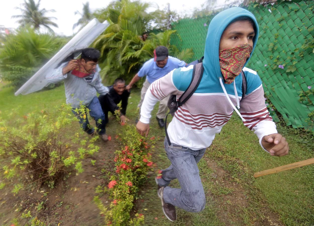 Cierran el aeropuerto de Acapulco por los estudiantes desaparecidos