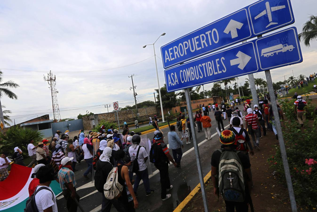 Cierran el aeropuerto de Acapulco por los estudiantes desaparecidos