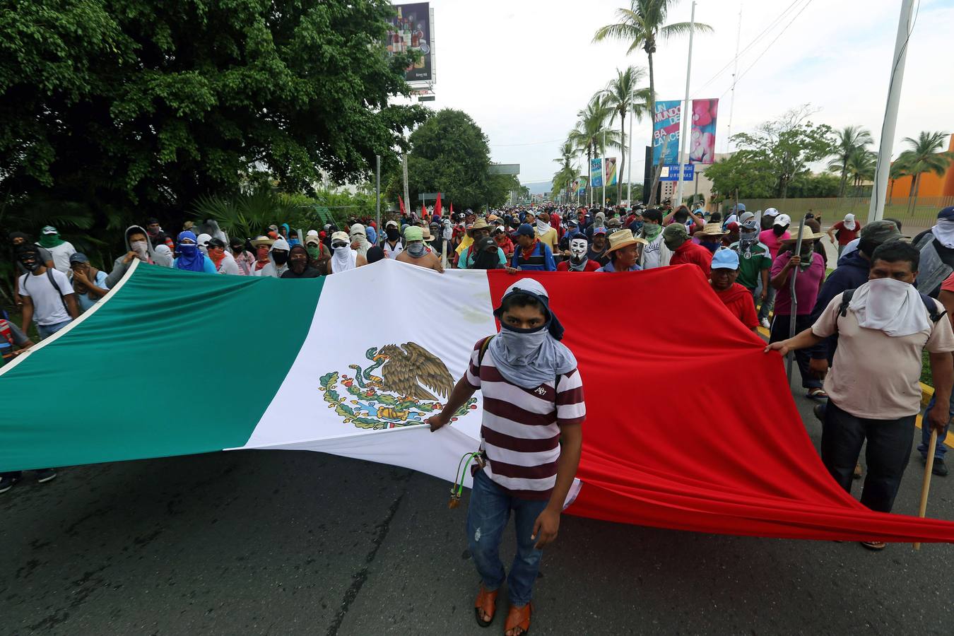 Cierran el aeropuerto de Acapulco por los estudiantes desaparecidos