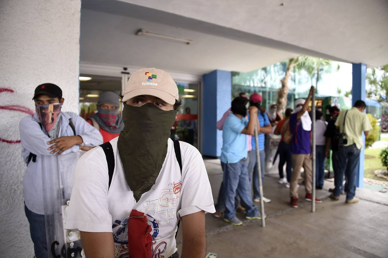 Cierran el aeropuerto de Acapulco por los estudiantes desaparecidos