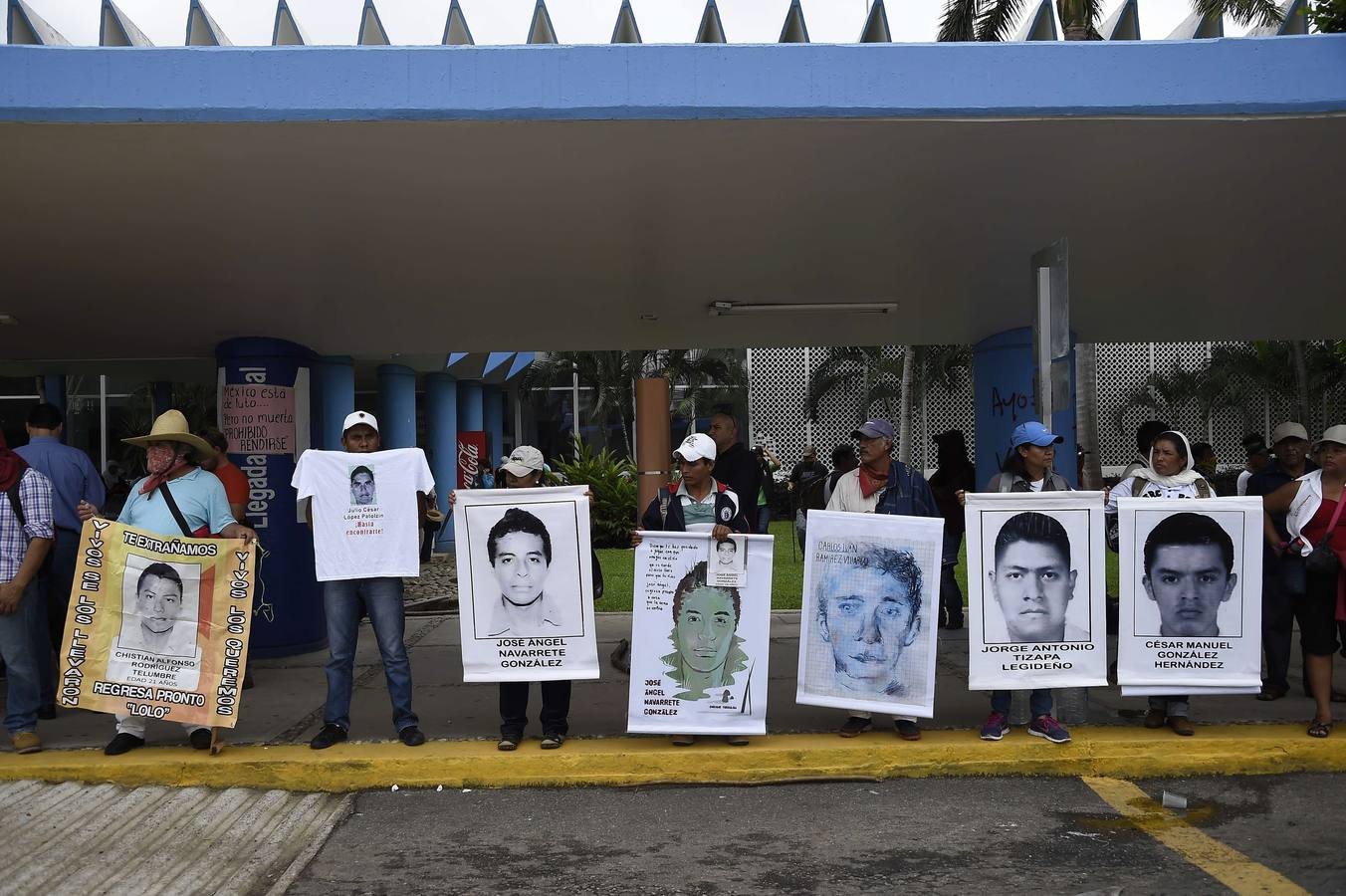 Cierran el aeropuerto de Acapulco por los estudiantes desaparecidos