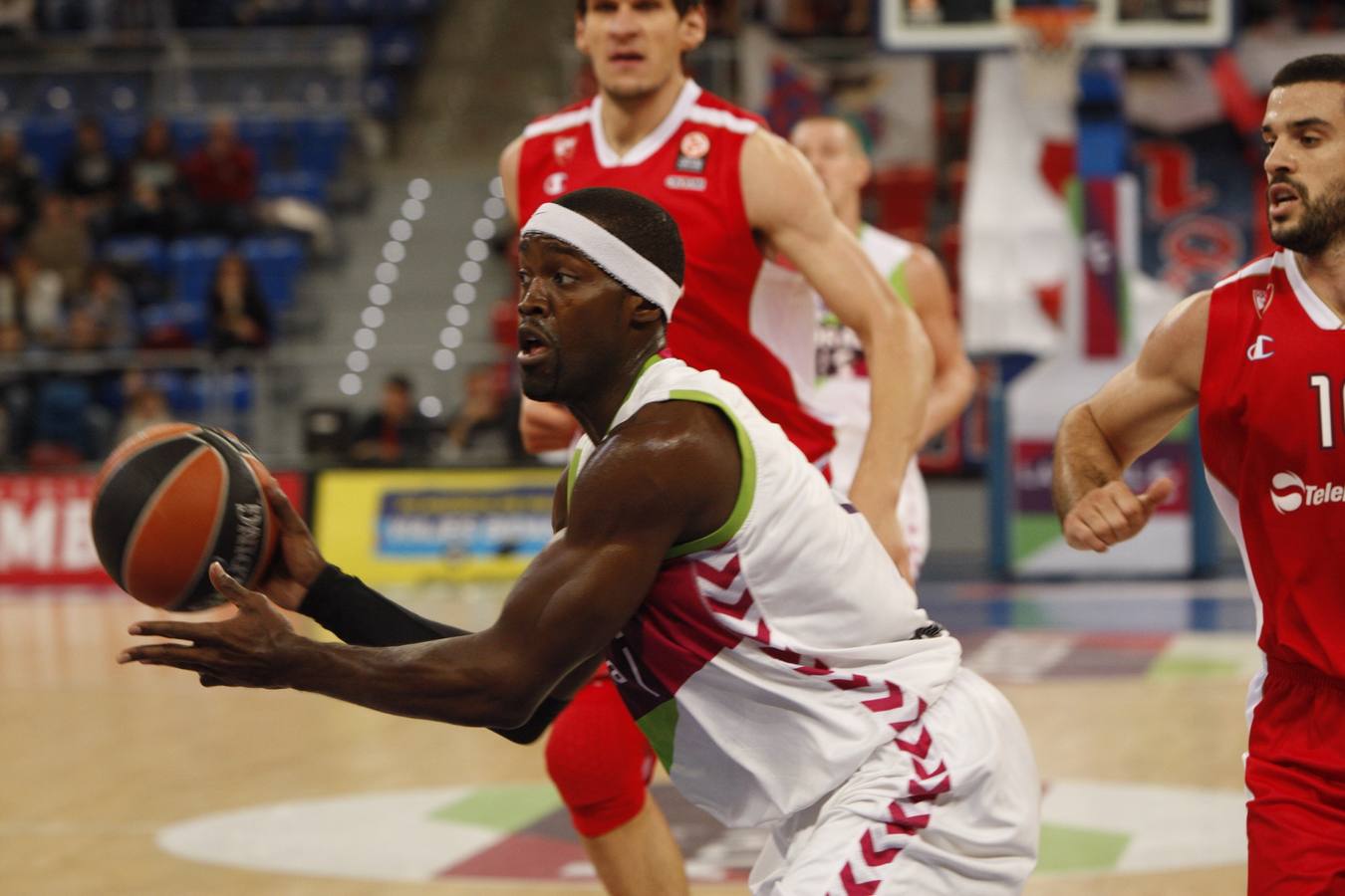 Laboral Kutxa Baskonia - Estrella Roja en imágenes