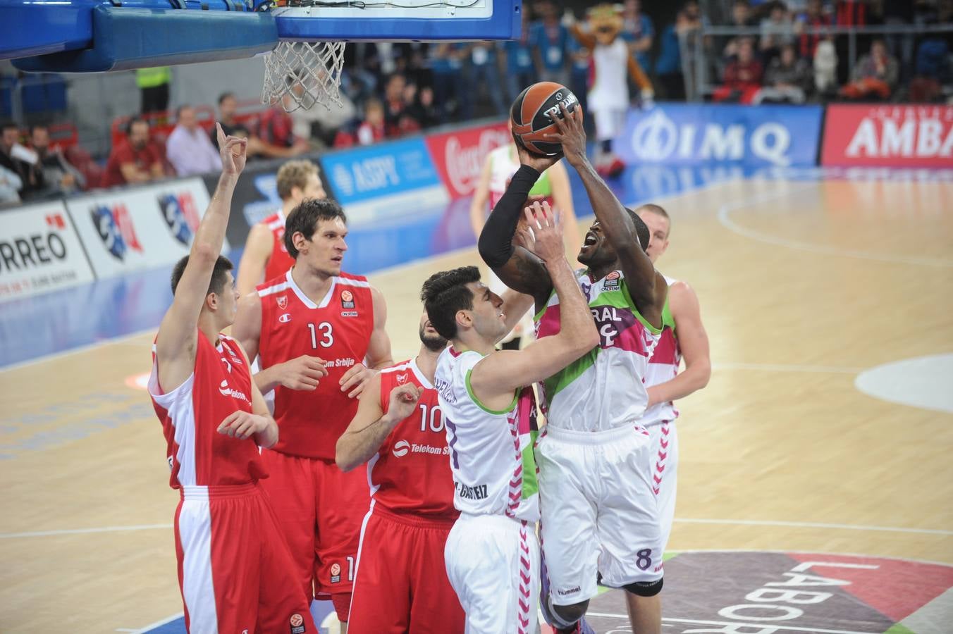 Laboral Kutxa Baskonia - Estrella Roja en imágenes