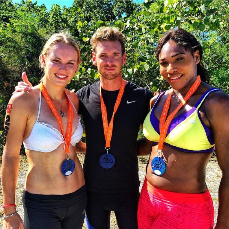 Las tenistas sacaron un rato de su descanso en Las Bahamas para participar en un triatlón junto a el piloto de Fórmula 1 Paul Rees. El británico hizo la parte a nado, Serena en bici y Carol la carrera a pie.