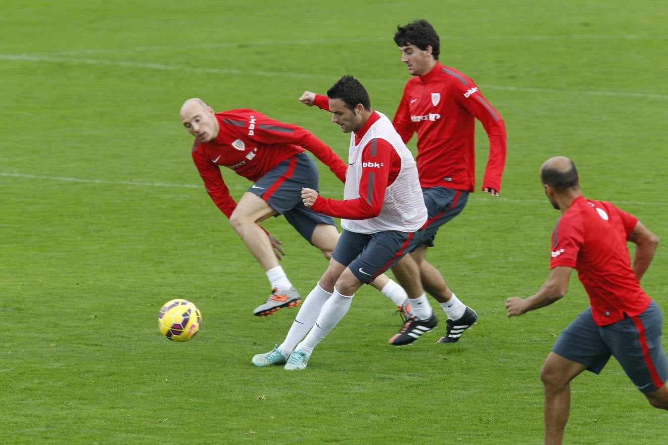 Entrenamiento del Athletic con Aduriz e Iraola al margen