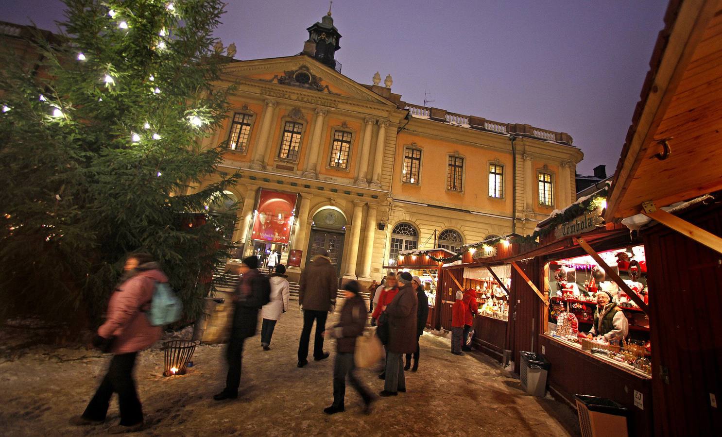 Fiestas a la europea en Estocolmo. Turistas y ciudadanos suecos visitan un mercadillo navideño en el distrito Gamla Stan, el caso antiguo de Estocolmo, el 2 de diciembre de 2010.