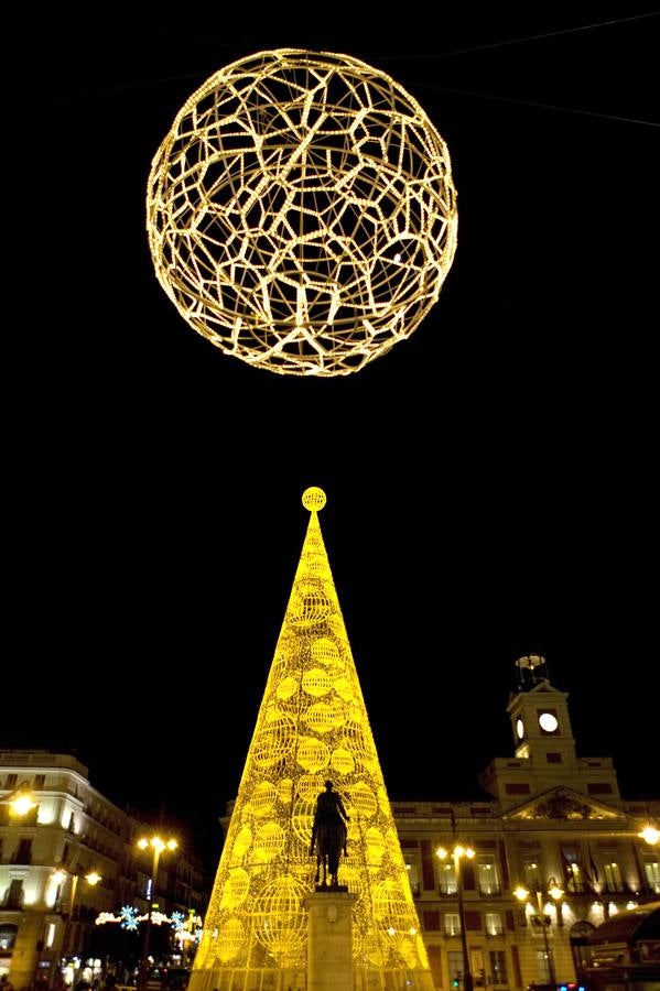 Un Sol de luces en el centro de Madrid. Un árbol de Navidad ilumina la Puerta del Sol en el centro de Madrid el pasado 1 de diciembre.