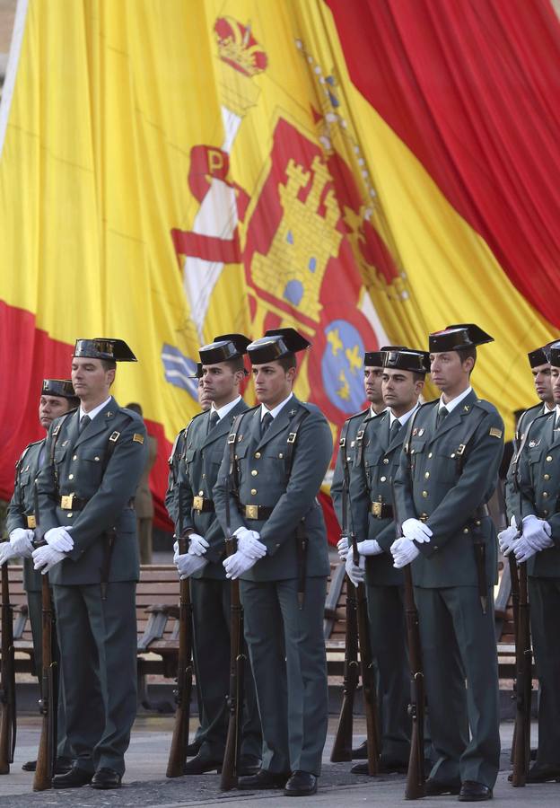 El izado de bandera abre los actos del día de la Constitución