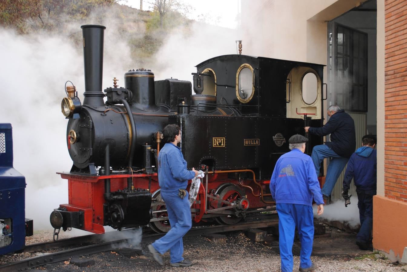Voluntarios de la AZAFT preparan la salida de la locomotora de vapor a la vía.