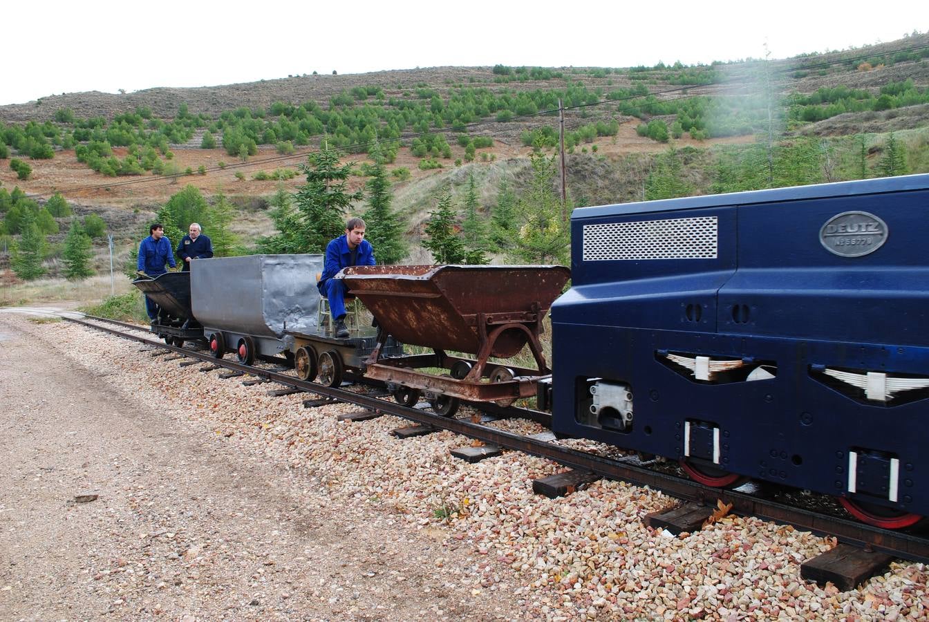 La máquina diesel Deutz MLH 322 que se usaba en el interior de la mina, en pleno recorrido.
