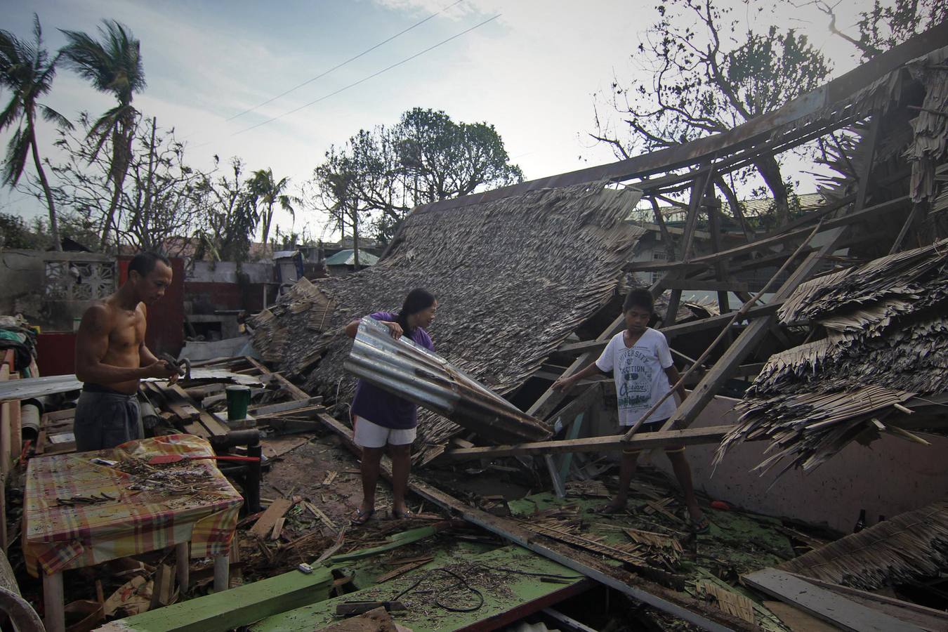 Miles de evacuados en Filipinas por el tifón Hagupit