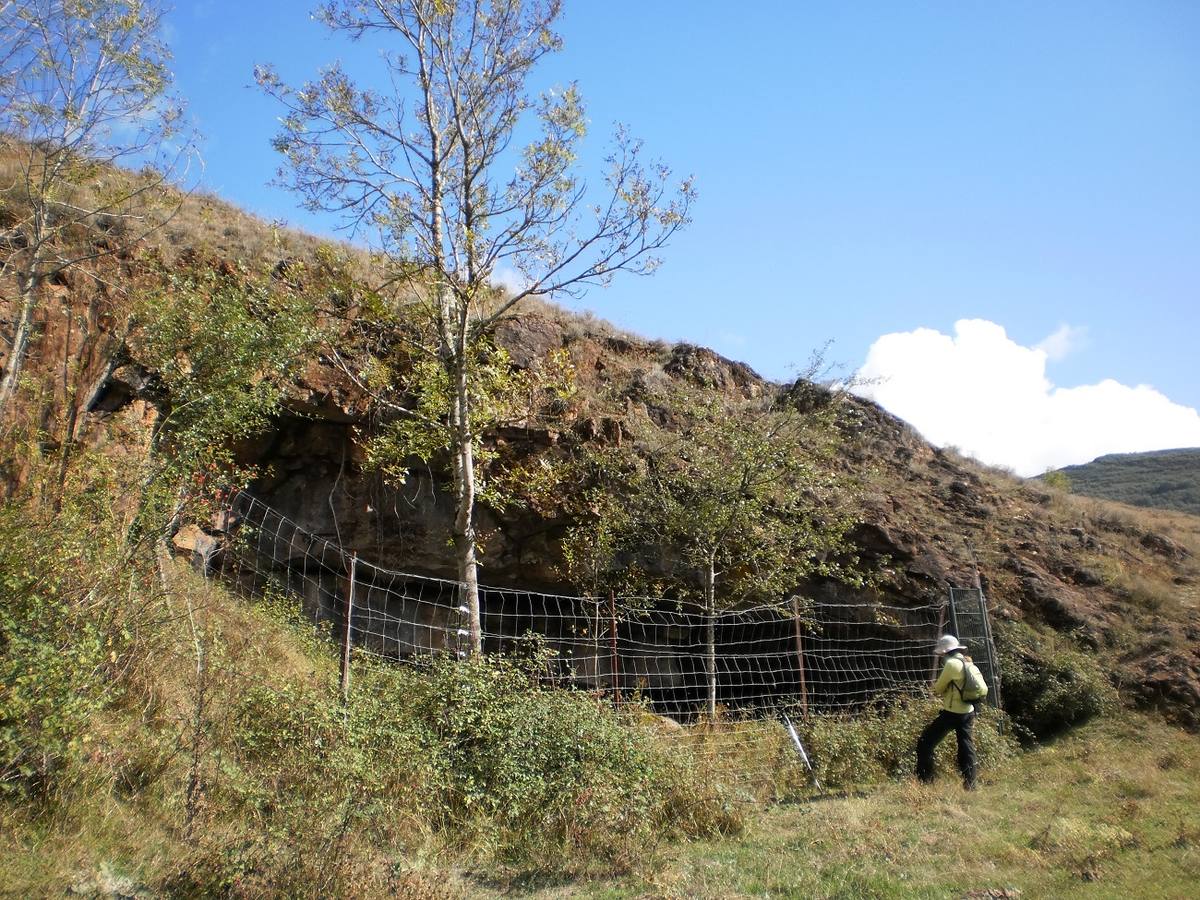 Entrada vallada de una mina