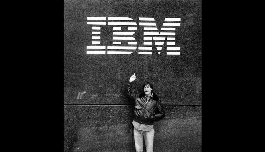 Steve Jobs en 1983 mostrándole el dedo del medio a IBM.