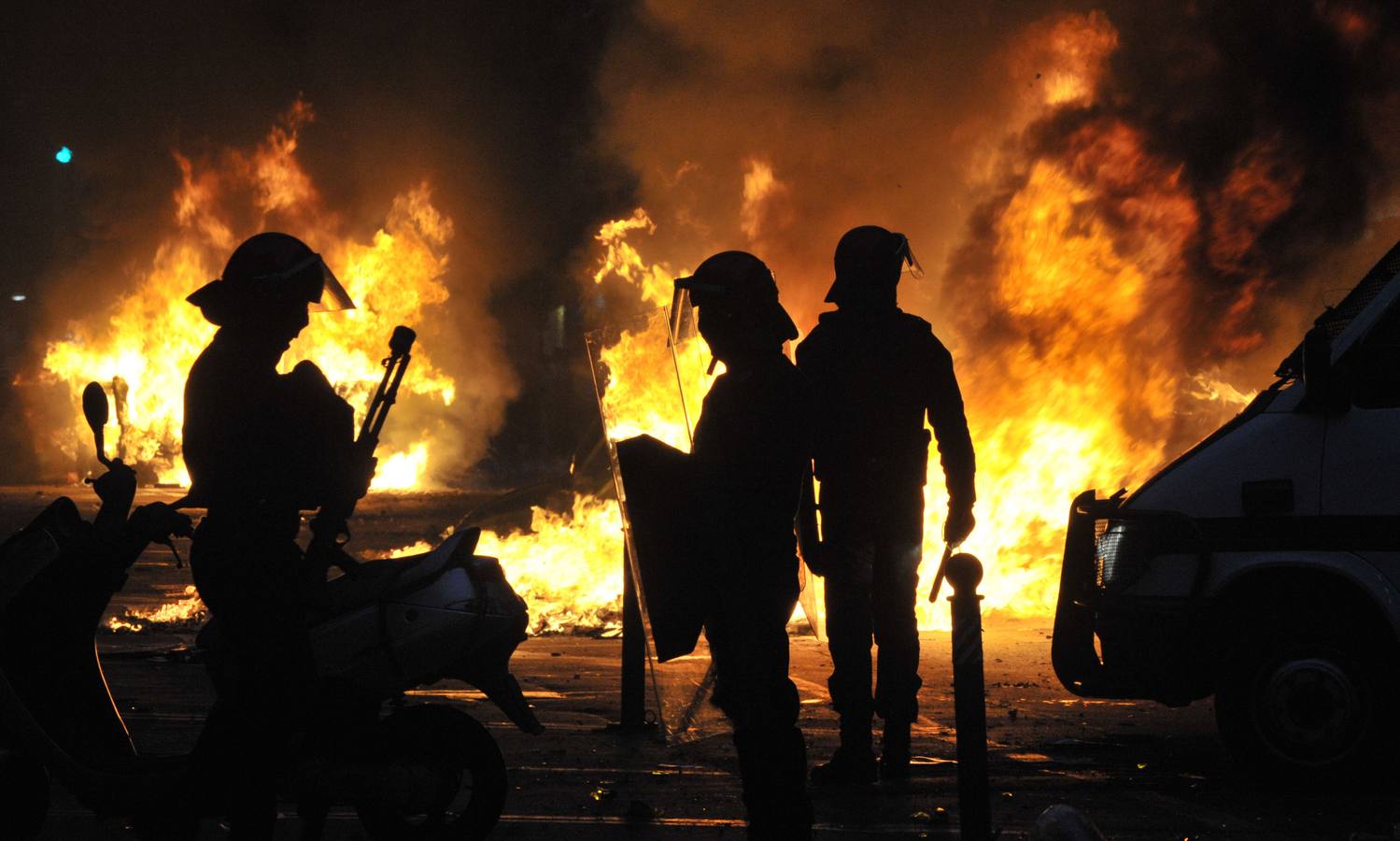 Fuego en las calles de Bilbao tras el incendio de varios contenedores durante las protestas por el derribo de Kukutza.