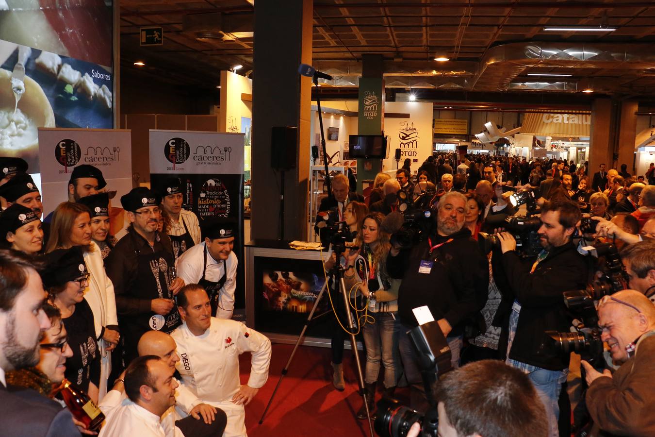 Vitoria entrega en FITUR el título de capitalidad gastronómica a Cáceres