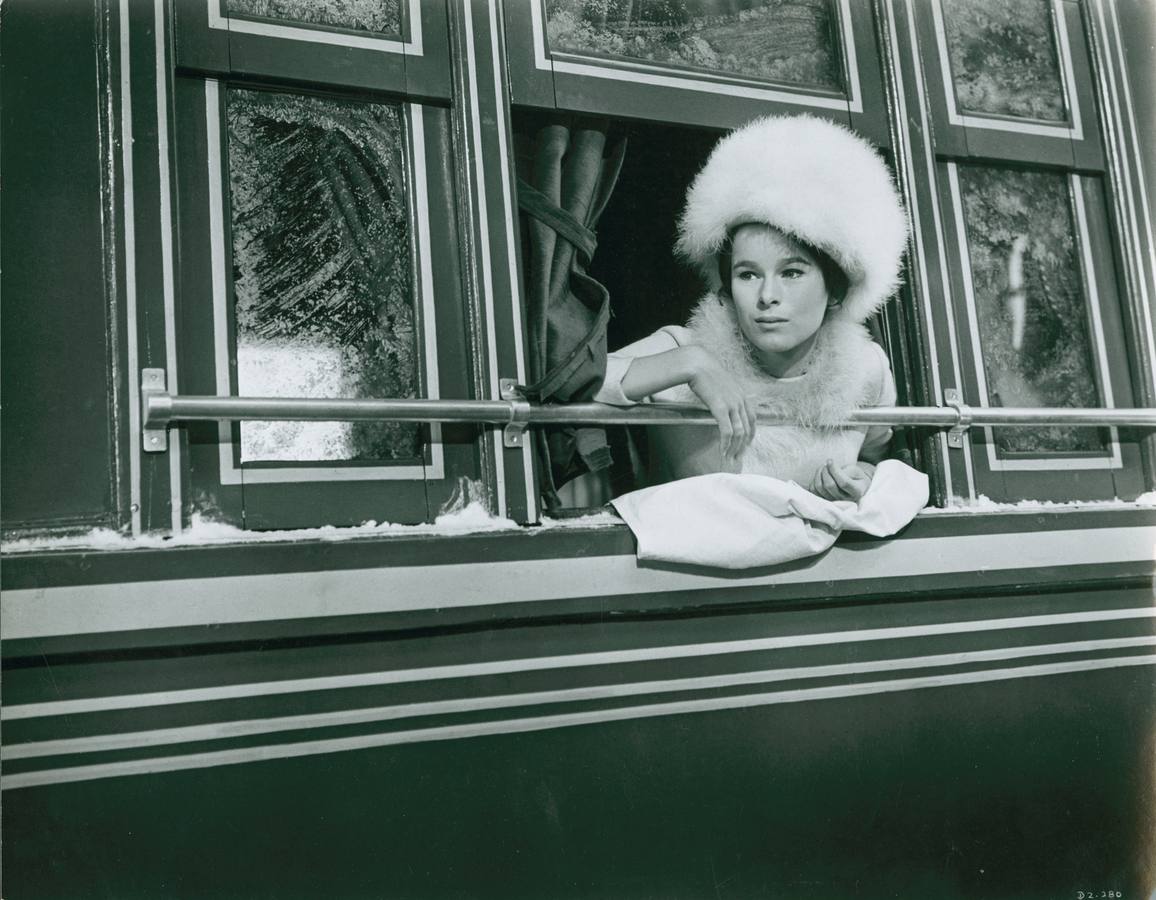 Geraldine Chaplin se asoma a la ventana de uno de los trenes que participaron en el rodaje de 'Doctor Zhivago'.