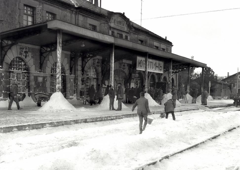 Estación de Soria-El Cañuelo, disfrazada para la ocasión con rótulos en cirílico y la nieve que apenas la cubre.