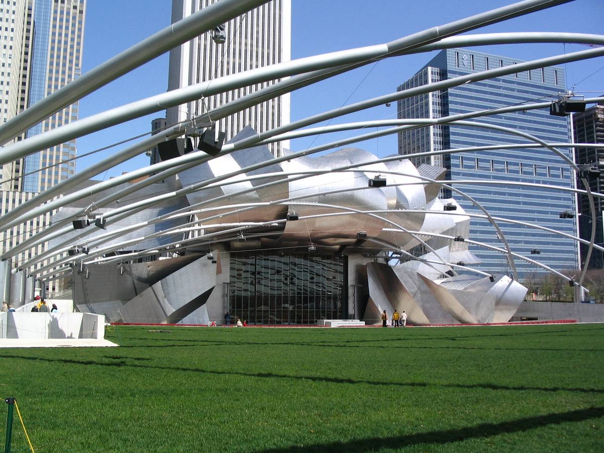 Auditorio Jay Pritzker, Chicago (EE UU). Cinco años llevó construir este templete, ubicado en el Millenium Park de Chicago, que acabó por inaugurarse en el año 2004. El pabellón lleva el nombre de Jay Pritzker, un empresario norteamericano y organizador de compañías multi-industriales que falleció en 1999, justo cuando comenzó a levantarse el edificio.Es la nueva sede de la Orquesta Sinfónica Grant Park que, por la estructura del auditorio en forma de concha, ofrece conciertos al espacio abierto.