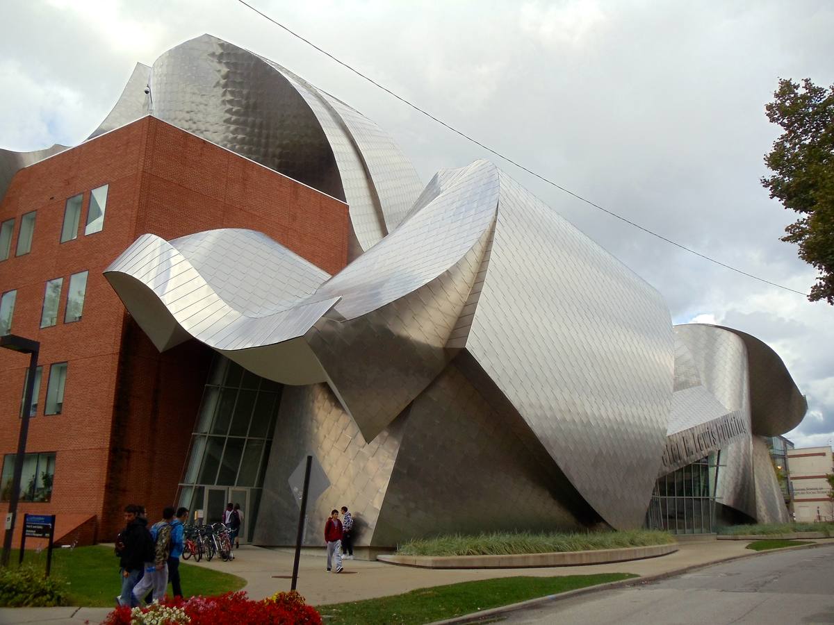 Edificio Peter B. Lewis, Cleveland (EE UU). Concluido en 2002, es la nueva sede de la Escuela de Negocios de Weatherhead, que cuenta con 14.000 metros cuadrados. Peter B. Lewis, fallecido en 2013, fue un filántropo y director de una de las compañías de seguros de coches más grandes de los Estados Unidos. Era un mecenas habitual en la Fundación Guggenheim y de varias universidades.