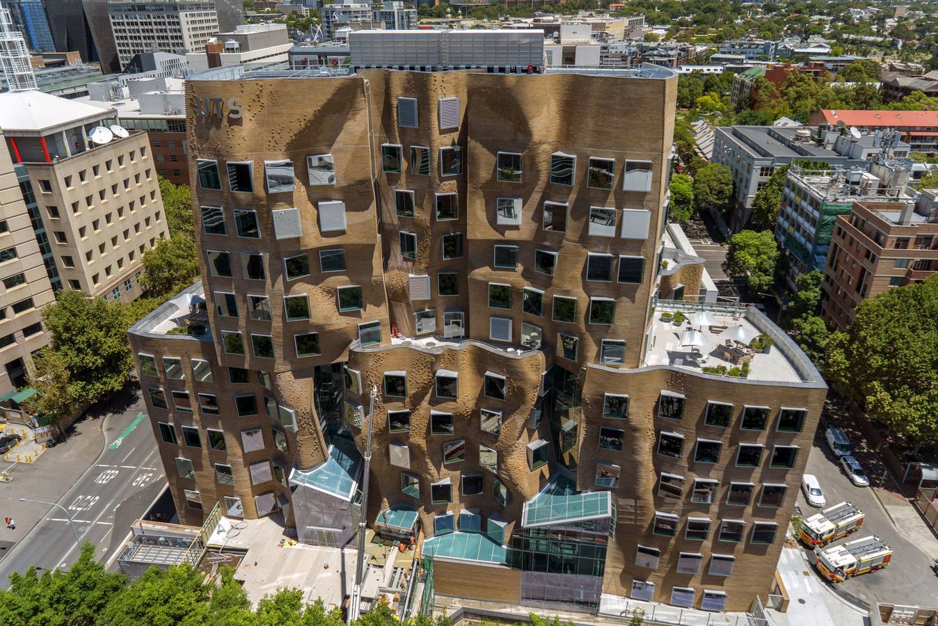 Nueva Escuela de Negocios de la Universidad Tecnológica de Sídney (UTS), 'Dr. Chau Chak Wing' (Australia). La Nueva Escuela de Negocios 'Chau Chak Wing' acaba de inaugurarse. La construcción, que ha costado 140 millones de dólares, ha sido definida por el gobernador general de Australia, Peter Cosgrove, como la "más hermosa bolsa de papel arrugada".